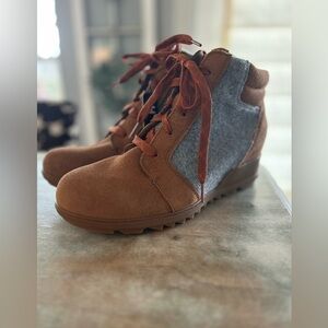 NWOT Sorel Evie wedge bootie, camel and gray, waterproof, women’s size 10.